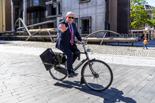 903777 Afbeelding van burgemeester mr. J.H.C. van Zanen op de fiets in de Korte Minrebroederstraat te Utrecht, op de ...